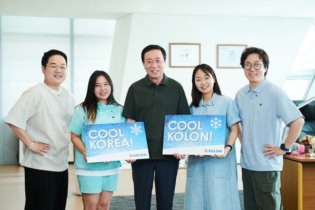 8일 서울 강서구 마곡 코오롱원앤온리타워에서 코오롱그룹 안병덕 부회장이 임직원들과 함께 시원하고 간편한 옷차림으로 사진을 촬영하며 