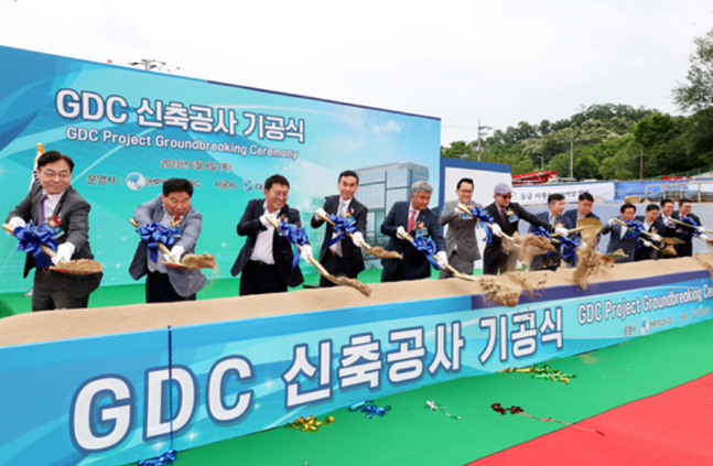 GDC 신축공사 기공식 참석자들이 시삽을 하고 있다. 왼쪽에서 5번째 정원주 대우건설 회장·왼쪽에서 7번째 에릭 테오 주한 싱가포르대사·왼쪽에서 8번째 전성수 서초구청장. ⓒ대우건설