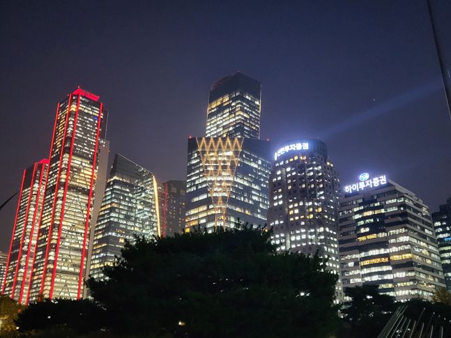 MSCI가 오는 22일 선진지수 관찰대상국을 선정하지만 한국은 등재되지 않을 전망이다. 외국인 투자자 등록 제도와 외환시장 선진화 방안을 내놨지만 시행이 된 것은 아니기 때문이다. ⓒEBN