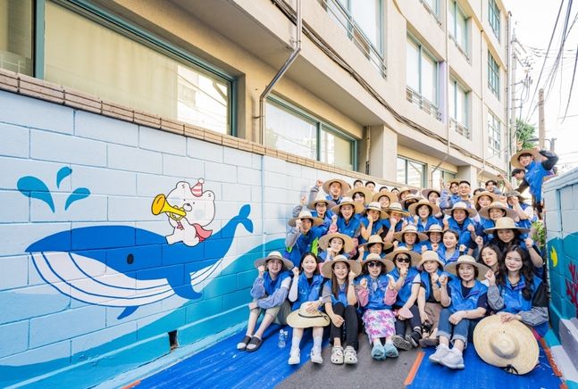 서울시 용산구 신광초등학교 담장 앞에서 신한라이프 FC들이 벽화 그리기 봉사활동 후 기념촬영을 하고 있다.ⓒ신한라이프