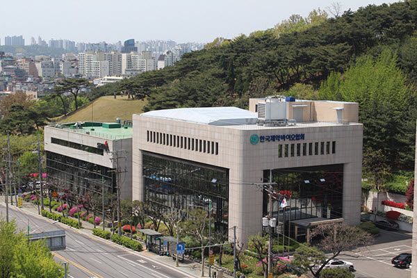 한국제약바이오협회는 ESG 경영 확산에 속도를 내고 있다. 한국제약바이오협회는 오는 7월 18일 오전 9시부터 서울 용산구 숙명여자대학교 백주년기념관에서 '제약바이오 ESG' 교육을 개최한다.ⓒ한국제약바이오협회