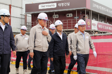 (가운데 왼쪽부터) 박기달 태영건설 현장 소장, 이정식 고용노동부 장관, 이재규 태영건설 부회장. ⓒ태영건설
