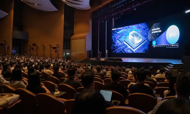 삼성전자가 4일 삼성동 코엑스에서 개최한 '삼성 파운드리·SAFE 포럼'에 고객과 파트너 1100여명이 참석한 가운데 최시영 삼성전자 파운드리 사업부 사장이 기조연설을 하고 있는 모습ⓒ삼성전자