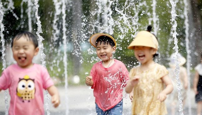 무더위가 기승을 부린 6일 광주 북구 신용근린공원에서 어린이집 아이들이 바닥분수에서 더위를 식히고 있다.ⓒ연합