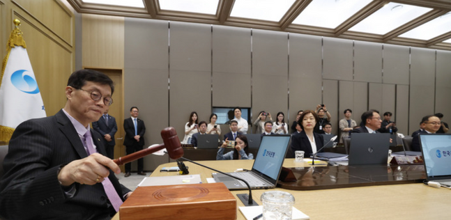 이창용 한국은행 총재가 서울 중구 한국은행에서 금융통화위원회를 주재하며 의사봉을 두드리고 있다ⓒ한국은행