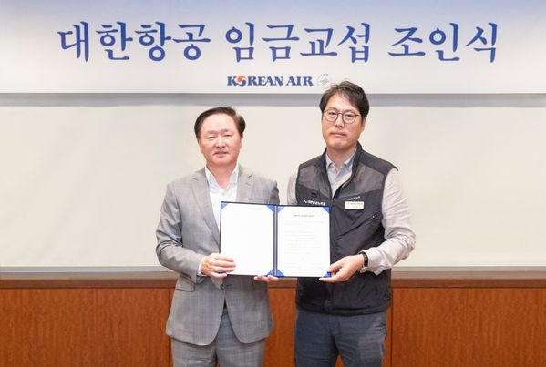 2023년 임금교섭 조인식에서 우기홍 대한항공 사장(왼쪽)과 오필조 대한항공 노동조합위원장(오른쪽)ⓒ대한항공