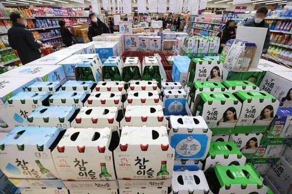 서울시내 한 마트 주류코너에서 맥주를 판매하고 있다. 연합