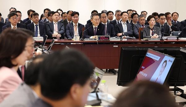 이종호 과학기술정보통신부 장관(가운데)이 11일 정부세종청사에서 열린 국회 과학기술정보방송통신위원회의 과학기술정보통신부 국정감사에서 의원 질의를 경청하고 있다. 연합