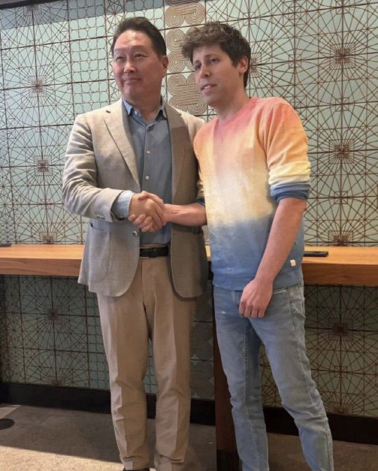 최태원(사진 왼쪽) SK그룹 회장과 샘 올트먼 오픈AI 최고경영자(CEO). [제공=최태원 회장 SNS]