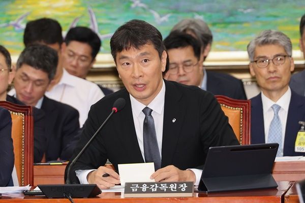 25일 국회에 선 이복현 금감원장은 “이유 막론하고 국민께 부담드리고 걱정 끼쳐서 사과드린다”면서 “책임 여하를 떠나서 피해를 최소화하고, 정상 복구를 위해 최선을 다하고, 제도개선을 추진하겠다”고 말했다. ⓒ연합