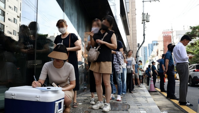 티몬·위메프 판매대금 정산 지연 사태가 이어진 26일 피해자가 서울 강남구 티몬 신사옥에서 환불을 받기 위해 대기번호를 적고 있다. ⓒ연합