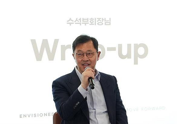 최재원 SK온 수석부회장이 지난 24일 서울 종로구 SK온 관훈사옥에서 열린 '정해진 미래, 앞으로 나아가는 우리' 타운홀 미팅을 진행하는 모습ⓒSK온