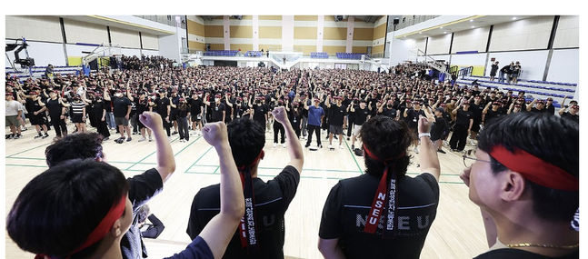 22일 오전 경기도 용인시 삼성전자 기흥캠퍼스 세미콘 스포렉스에서 전국삼성전자노동조합 조합원들이 총파업 승리 궐기대회를 하고 있다ⓒ연합