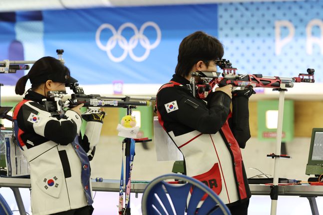 27일(현지시간) 프랑스 샤토루 슈팅 센터에서 열린 2024 파리올림픽 사격 공기소총 10m 혼성 본선에 출전한 박하준과 금지현이 과녁을 조준하고 있다. ⓒ연합