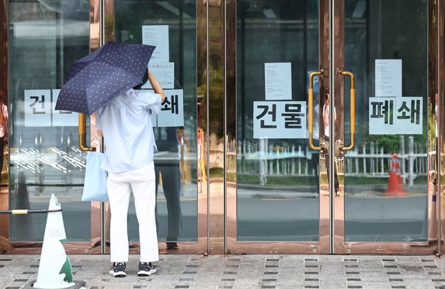 티몬·위메프 판매대금 정산 지연 사태가 이어지는 28일 서울 강남구티몬입주빌딩에 '티몬본사 아님' 등의 안내문이 붙어 있다.ⓒ연합뉴스