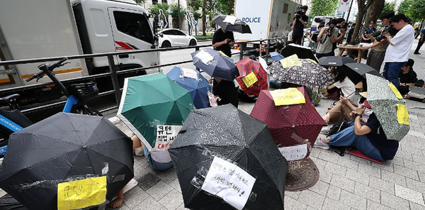 티몬·위메프 판매대금 정산 지연 사태가 이어지는 가운데 28일 오후 티몬·위메프의 모회사인 서울 강남구 큐텐 앞에서 피해자들이 회사 측에 빠른 환불과 대책 마련 등을 촉구하며 우산 시위를 하고 있다. ⓒ연합