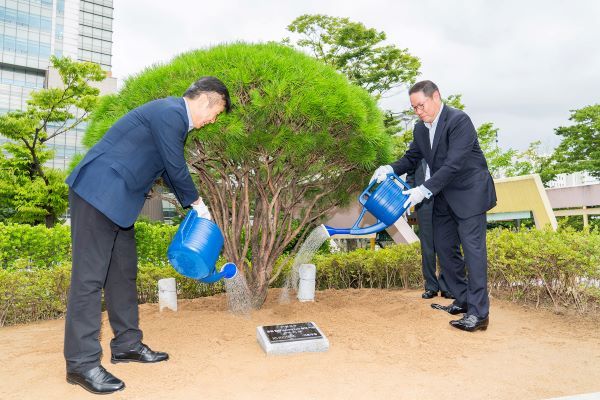 조현상 HS효성 부회장(사진 오른쪽)과 전성수 서초구청장이 기념식수에 물을 주고 있다. ⓒHS효성