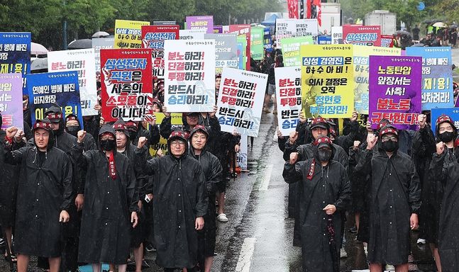 7월 8일 오전 경기도 화성시 삼성전자 화성사업장 앞에서 열린 전국삼성전자노동조합 총파업 결의대회에서 조합원들이 구호를 외치고 있다. ⓒ연합