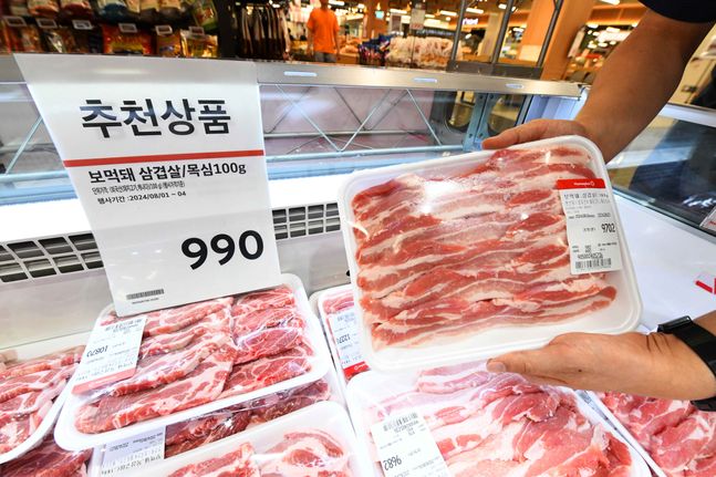 고객이 ‘홈플러스 메가푸드마켓’ 강서점에서 990원(100g) 초특가에 마련한 ‘보리먹고 자란 돼지(보먹돼)’를 집어들고 있다.ⓒ홈플러스