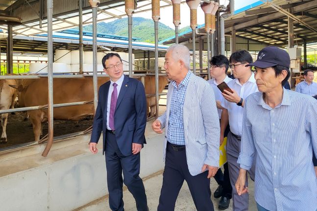 권익위 정승윤사무처장과 민경천 전국한우협회장이 한우농가를 방문해 대화하고 있다.ⓒ전국한우협회