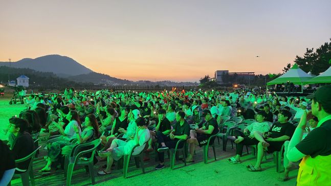 관객들이 3일 완도해양치유센터에서 열린 '제1회 완도 해양치유힐링 콘서트'를 관람하는 모습ⓒEBN