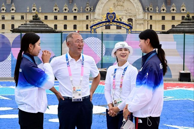 정의선 현대차그룹 회장이 파리대회 여자양궁개인전 시상식 직후 남수현(왼쪽첫째), 전훈영(오른쪽둘째), 임시현(오른쪽첫째)등 국가대표 선수들을 만나 격려하고 있다.ⓒ대한양궁협회