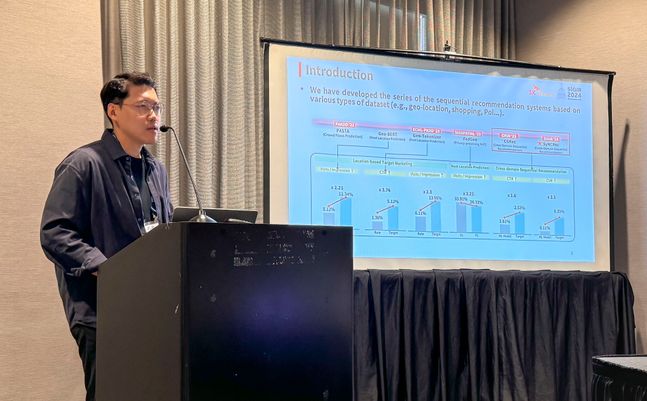SIGIR 2024 컨퍼런스에서 SK텔레콤 개인화모델링팀 박정 매니저가 ‘One model 버전 2.0’의 알고리즘에 대해 발표하고 있는 모습.ⓒSK텔레콤