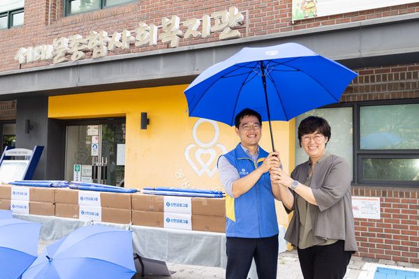 신한금융그룹은 지난 2일 서울 서대문구 종합사회복지관에 최근 잇따른 폭염과 국지성 호우 대비를 위해 우산 200개를 전달했다.ⓒ사진=신한금융그룹