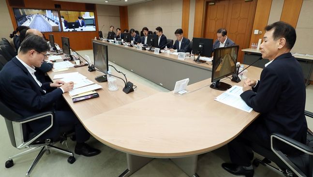 정은보 한국거래소 이사장(사진 맨 우측) 및 경영지원,코스피,코스닥,파생,시장감시 담당 임부장이 참석한 가운데 시장상황 점검을 위한 비상대책 회의를 하고있다.ⓒ한국거래소