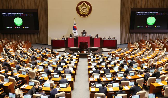 5일 오후 국회에서 열린 본회의에서 야당 주도로 '노란봉투법'(노동조합·노동관계조정법 개정안)이 통과되고 있다. ⓒ연합