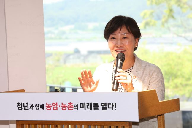 송미령농림축산식품부 장관이 5일 충북 진천 '뤁스퀘어'에서 열린 농업·농촌 청년정책 현장토론회에서 인사말을 하고 있다.ⓒ연합뉴스