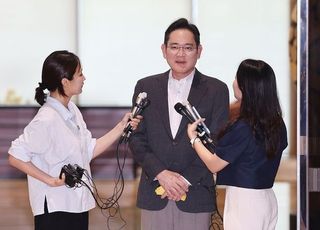 프랑스서 귀국한 삼성 이재용 회장 "Z플립6 '빅토리 셀피' 마케팅 성공적"