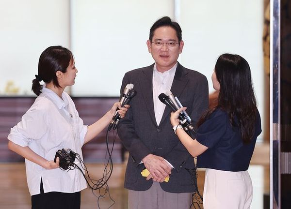 이재용 삼성전자 회장이 7일 오후 서울김포비즈니스항공센터(SGBAC)를 통해 귀국하고 있다. ⓒ연합