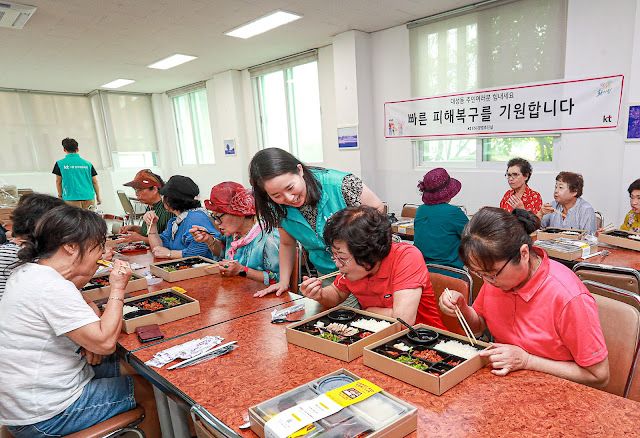 KT 사랑의 봉사단이 경기도 파주시 군내면 비무장지대에 위치한 대성동 마을 주민들에게 도시락 식사를 지원하는 모습.ⓒKT