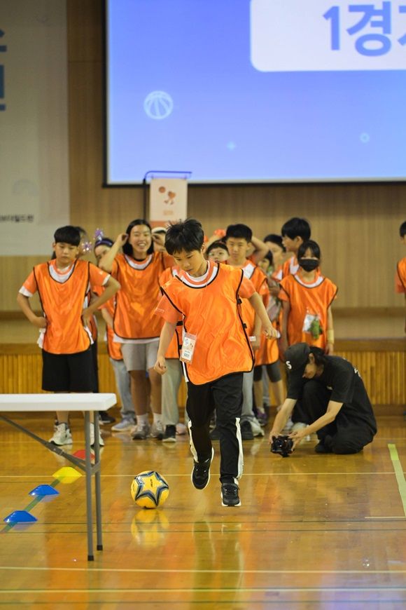 삼성 다문화청소년 스포츠 클래스의 특별활동인 여름캠프에 참가한 청소년들이 축구공 드리블을 하고 있는 모습 [제공=제일기획]