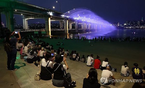 반포 무지개분수 찾은 시민들ⓒ연합