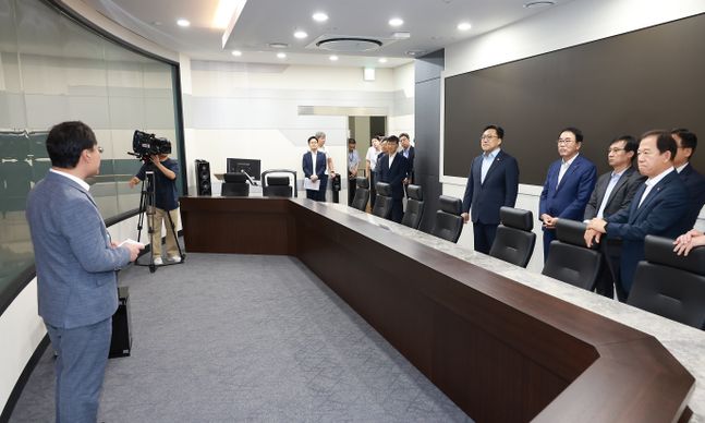 김병환 금융위원회 위원장이 13일 오후 경기도 김포시 KB국민은행 통합 IT센터에서 금융협회, 금융감독원, 금융보안원 등 유관기관 및 민간 보안 전문가들이 참석한 가운데 금융분야 망분리 개선 로드맵을 발표했다.ⓒ금융위