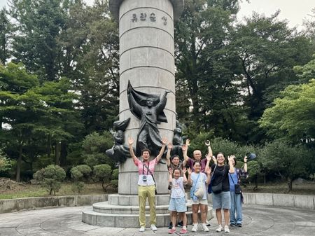 서울 중구 장충단 ‘호국의 길’ 도보 투어 참가자와 문화해설사가 유관순 열사 동상 앞에서 만세를 부르고 있다. ⓒ중구