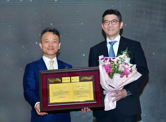 HD현대는 13일 경주 화백컨벤션센터에서 열린 제26회 한국경영학회 융합학술대회에서 ‘대한민국 최우량기업대상’을 수상했다.[제공=HD현대]