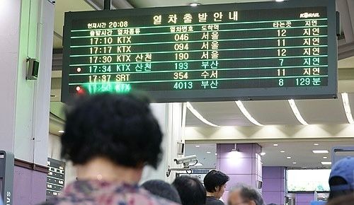 KTX 신천 열차 궤도 이탈 사고에 18일 승객들이 기차를 기다리고 있다. ⓒ연합