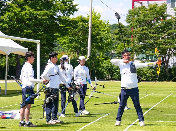 파리 앵발리드 경기장을 재현한 진천선수촌 경기장에서 실전 같은 훈련을 하고 있는 양궁 여자 국가대표 선수 [제공=대한양궁협회]