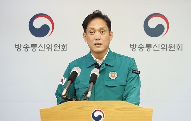 김태규 방송통신위원회 위원장 직무대행이 9일 오후 정부과천청사 방통위에서 국회 과학기술정보방송통신위원회 관련 입장 발표 기자회견을 하고 있다.ⓒ연합뉴스