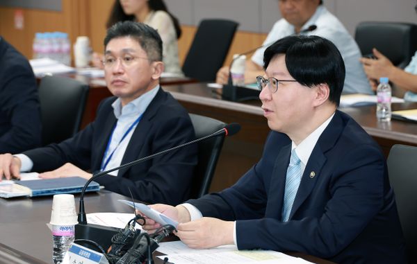 김소영 금융위원회 부위원장이 20일 오후 서울 종로구 정부서울청사에서 개최한 카드수수료 적격비용 제도개선 TF 회의에 참석해 카드업계·가맹점단체·소비자단체 등을 직접 만나 의견을 수렴하고, 신용카드업 관련 제도개선 방안을 논의했다. ⓒ금융위원회