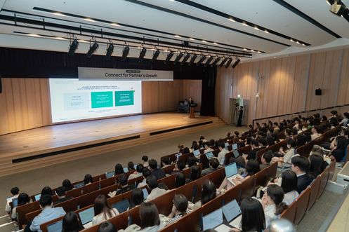 콜마홀딩스가 전날 서울 서초구 한국콜마 종합기술원에서 화장품 및 건강기능식품 고객사를 대상으로 '마케팅 전략 설명회'를 개최했다. ⓒ콜마홀딩스