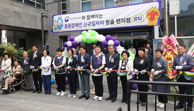 BGF리테일 민승배 대표(왼쪽 네번째), 이경혜 한국장애인개발원장(왼쪽 다섯번째), 이스란 사회복지정책실장(왼쪽 일곱번째), 오영훈 제주특별자치도지사(왼쪽 여덟번째), 제주특별자치도장애인총연합회 문상익 회장(오른쪽 다섯번째)이 기념 촬영을 하고 있다. ⓒBGF리테일