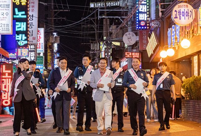 최호권 서울 영등포구청장(가운데)이 지난 4월 마약범죄 근절을 위한 민관경 합동 캠페인을 하고 있다.ⓒ영등포구