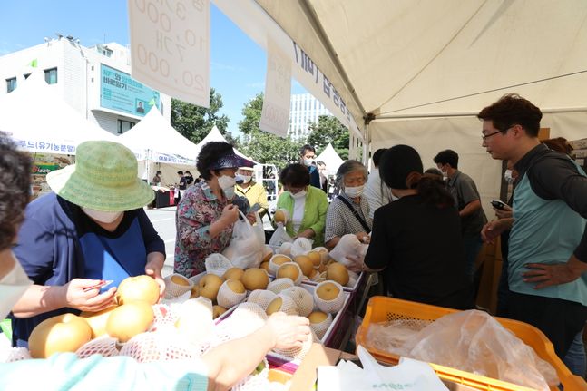 서울 강남구청에서 열린 직거래 장터 모습. [제공=강남구]