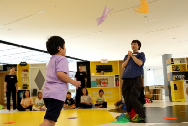 KB금융그룹은 28일 서울 삼성문화재단 리움미술관과 협업해 ‘늘봄학교’ 청각장애 초등학생을 위한 감각 체험 프로그램인 ‘콘택트먼트(C♡NTACT+MENT)’를 진행했다. (사진제공=KB금융)