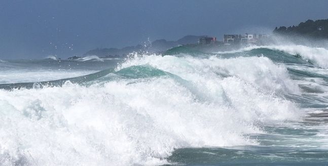 제10호 태풍 산산이 일본에 상륙한 가운데 제주도 해안에 태풍의 간접 영향으로 인한 거센 파도가 밀려오고 있다. [제공=연합]