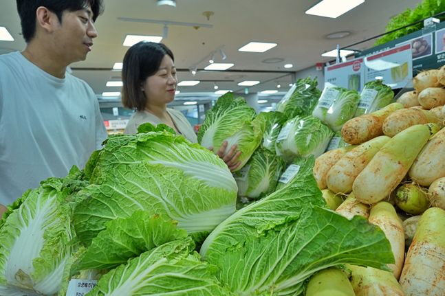 롯데마트 채소팀 MD들이 제타플렉스 잠실점 농산매장에서 배추를 홍보하고 있다.ⓒ롯데마트